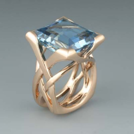 Luxuriöser Roségoldring mit blauem Zirkonia