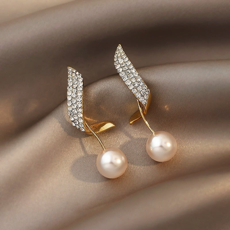 Perlenohrringe in Gold mit Glitzerelement
