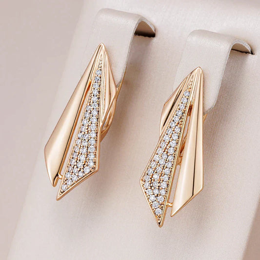 Elegante Ohrringe mit Zirkonium in Gold