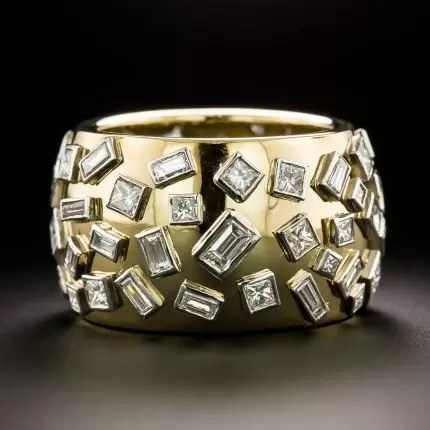 Goldring mit vielen Glaskristall-Elementen