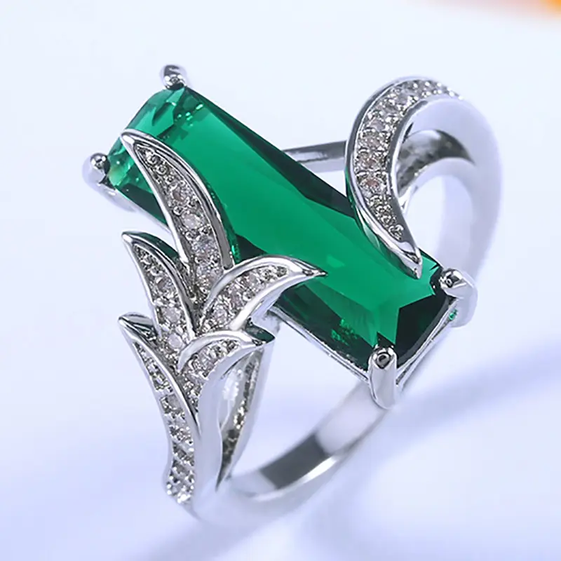 Silberring mit elegantem grünem Kristall