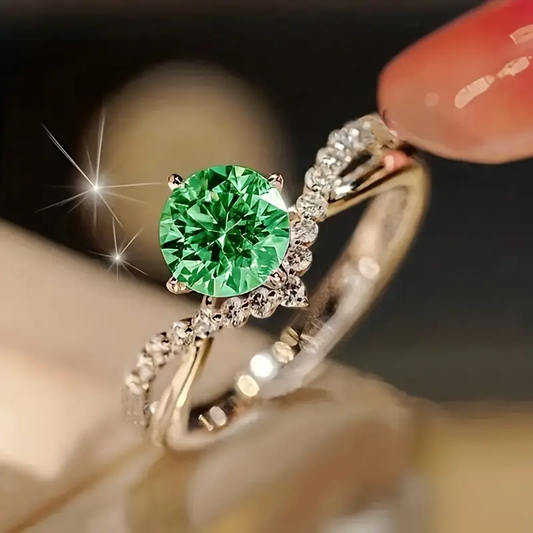 Bezaubernder Ring mit grünem Kristall